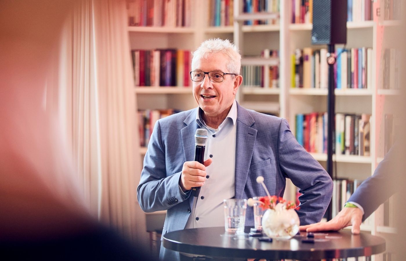 Prof. Wolfram Burgard erläutert Ziele und Meilensteine