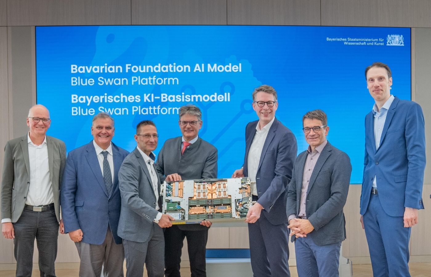 Übergabe eines KI-Hochleistungsprozessors im Bayerischen Staatsministerium für Wissenschaft und Kunst
